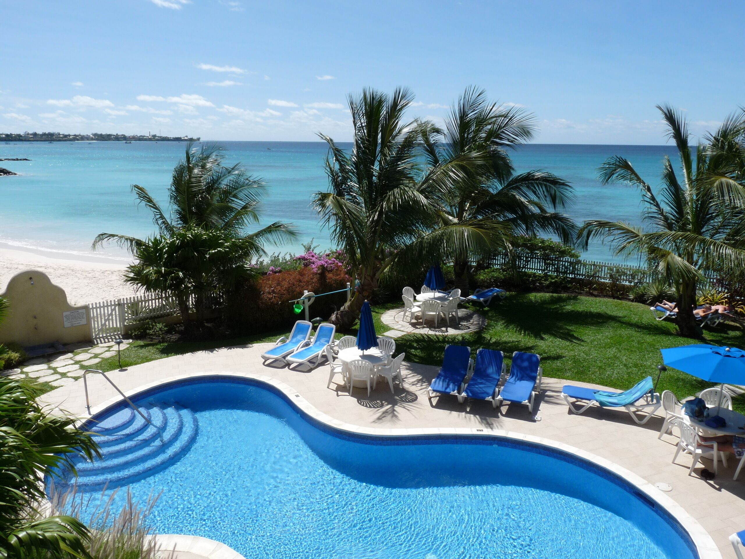 The pool and the garden next to the beach.