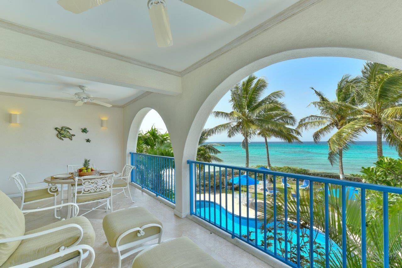The balcony with seats, with the pool and the sea below.