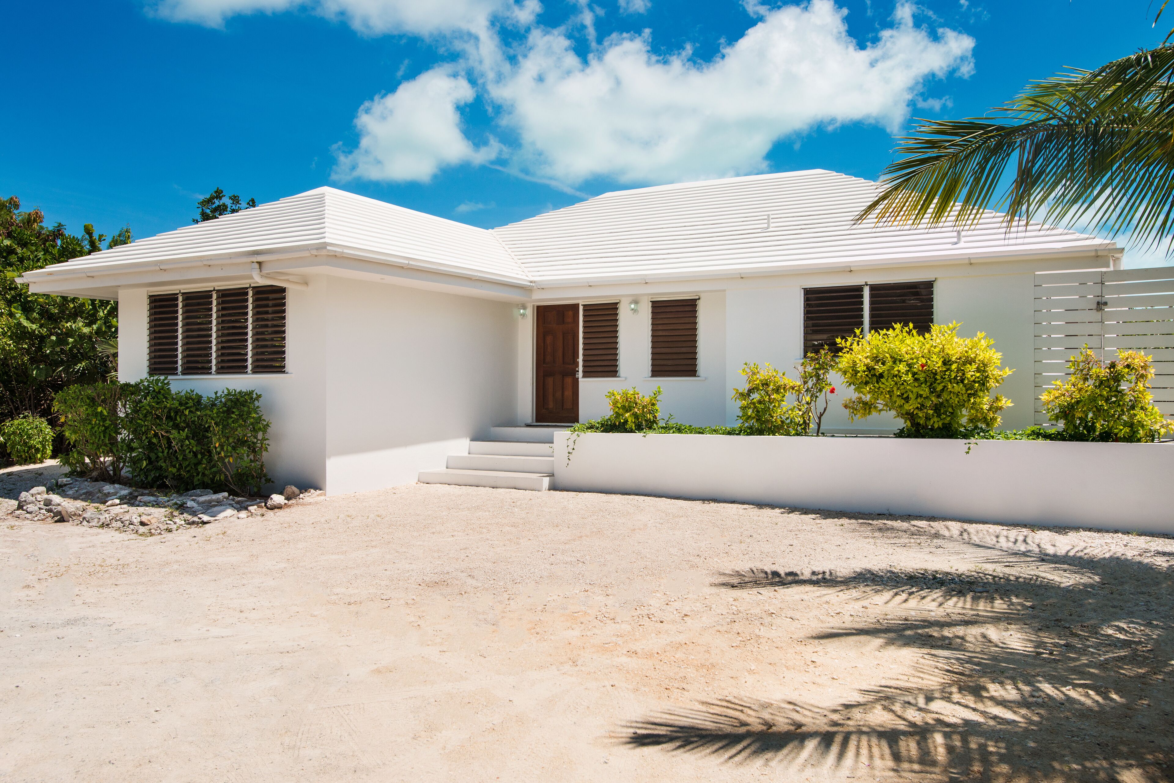 The front of the villa and the drive.