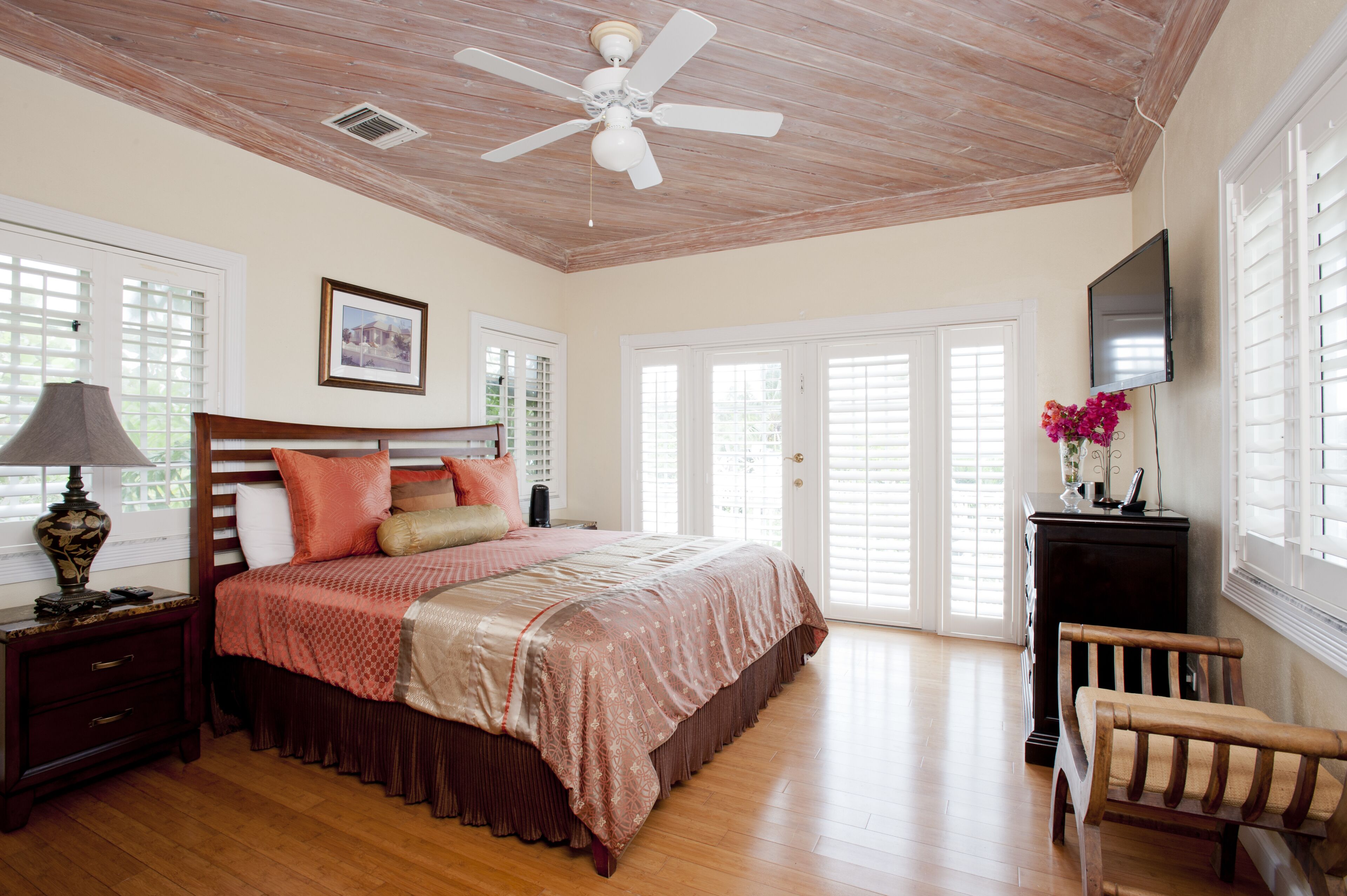 A bedroom with a double bed and a ceiling fan.