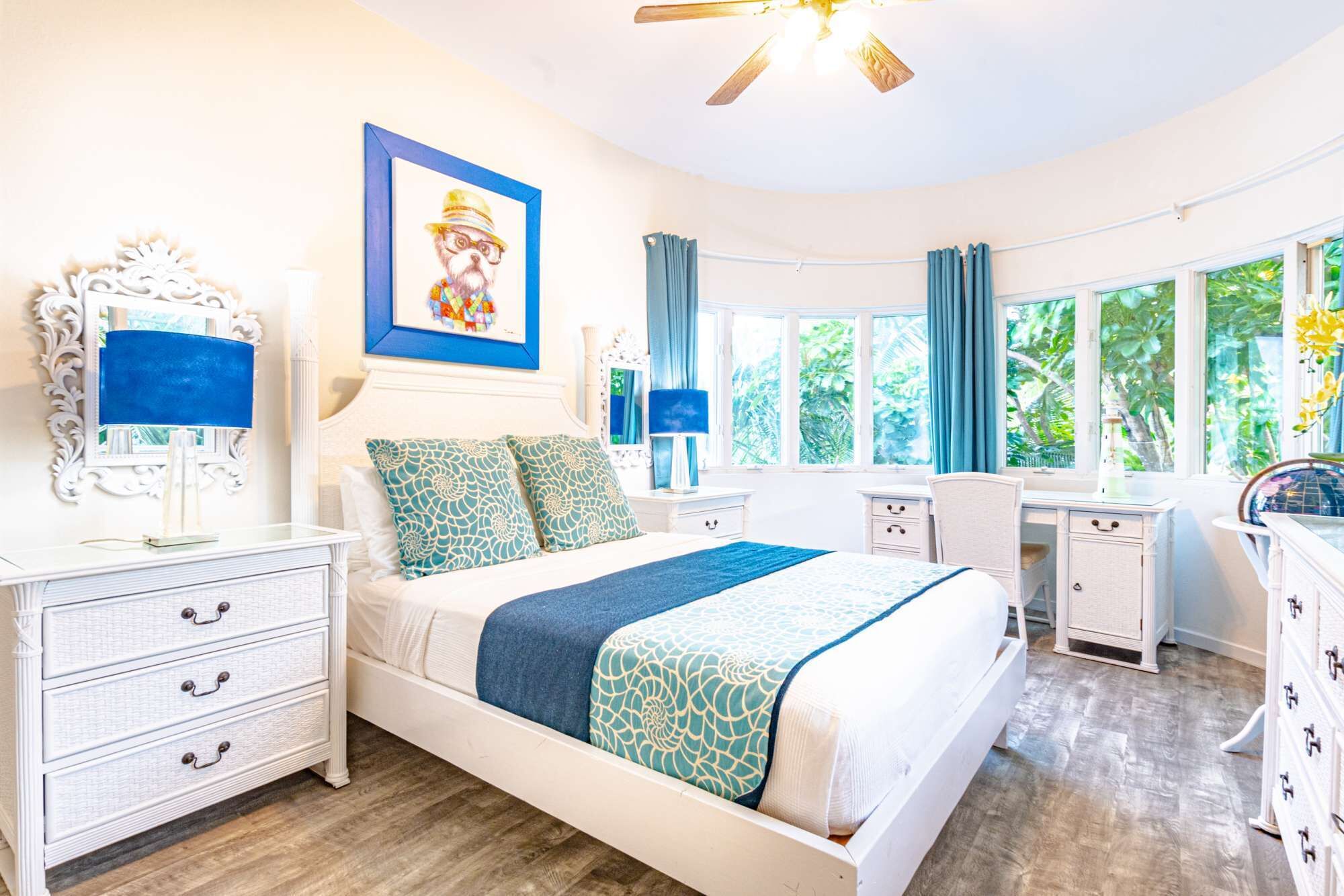 A bedroom with a bed and a desk.